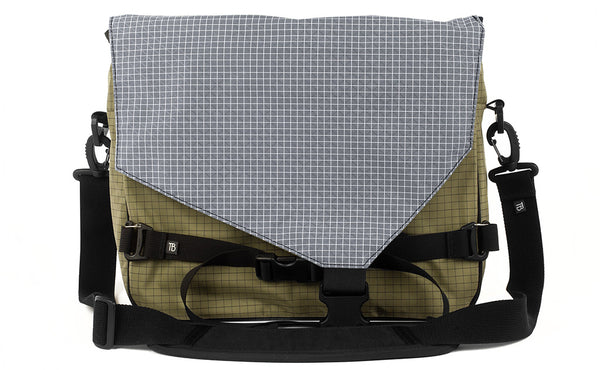 The Maker's Bag in Taiga (olive green with grey grid) 400 Halcyon with a Northwest Sky (light grey with white grid) 200 Halcyon interior.